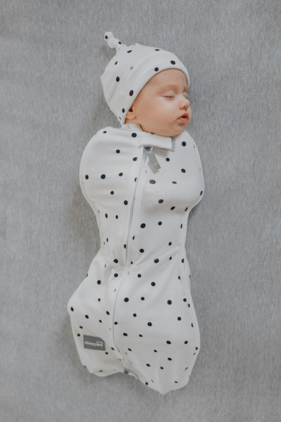 Zavinovačka Sleepee First Step Swaddle s čiapočkou zadarmo svetlo šedá