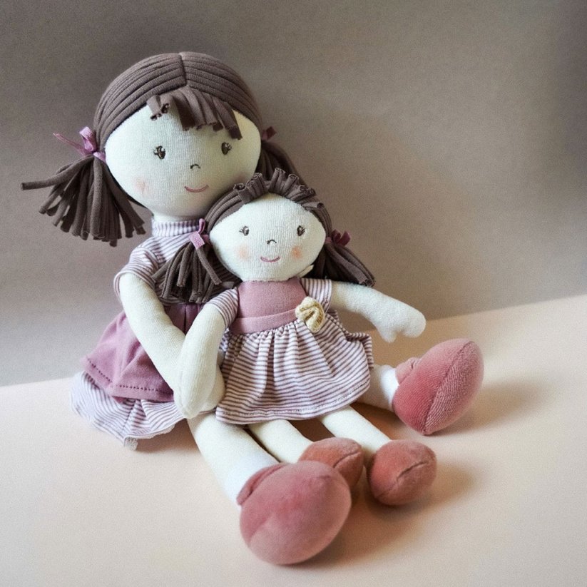 Bonikka All Natural látková bábika v darčekovom balení (malá Brook ružové šaty)