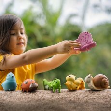 Tikiri Garden Friends - hrkálka a hryzátko z prírodnej gumy (Motýľ)