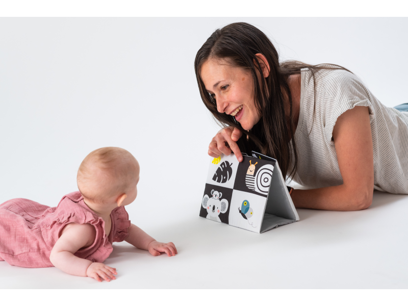 Taf Toys Igralna knjiga na trebuhu z ogledalom