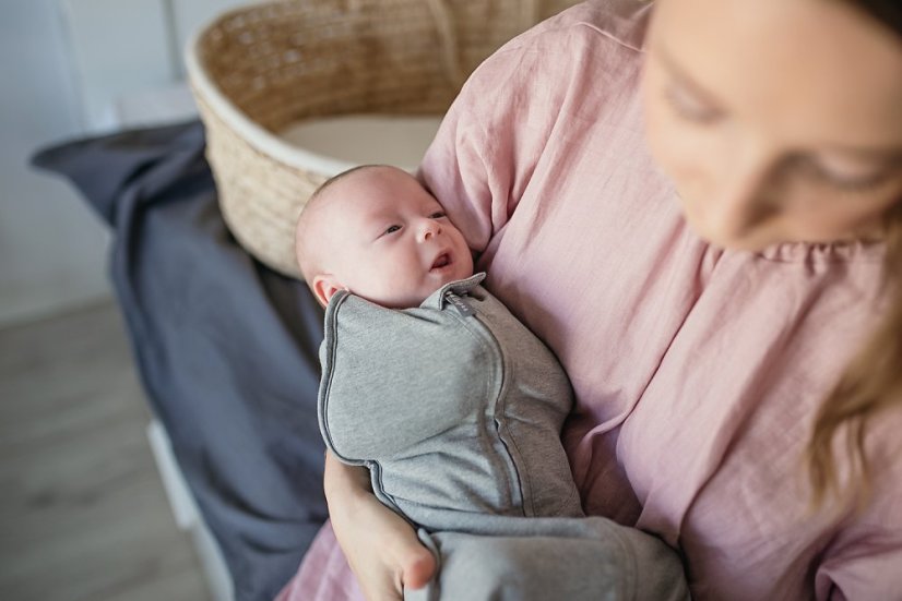 Zavinovačka Sleepee First Step Swaddle s čepičkou zdarma světle a tmavě šedá