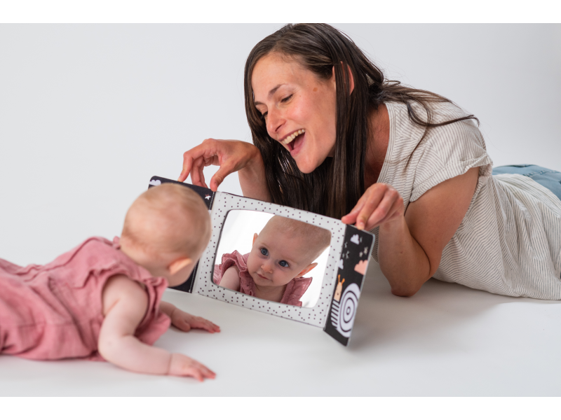 Taf Toys Igralna knjiga na trebuhu z ogledalom