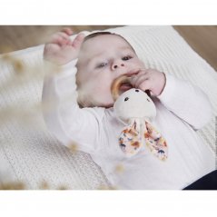 Kaloo Drevená hrkálka pre bábätká Zajačik K´Doux poppy