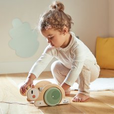 Janod Sweet Cocoon Dřevěný tahací vozík s kostkami Šnek