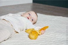 Kaloo Jemná hrkálka v tvare loptičky s uväzovacími ušami okrová Lapinoo