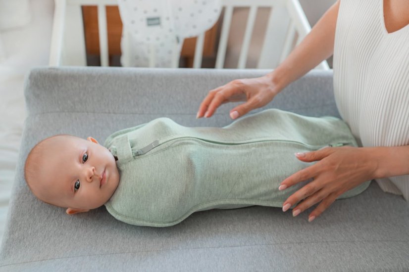 Zavinovačka Sleepee First Step Swaddle s čepičkou zdarma světle a tmavě šedá