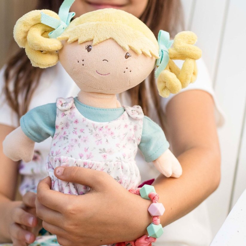 Bonikka látková bábika s náramkom (Lucy kvietkovaný overal)