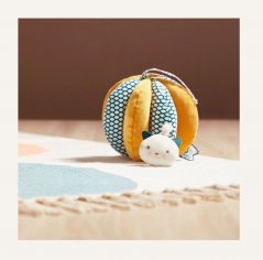 Kaloo textilní míček s aktivitami pro miminko Stimuli