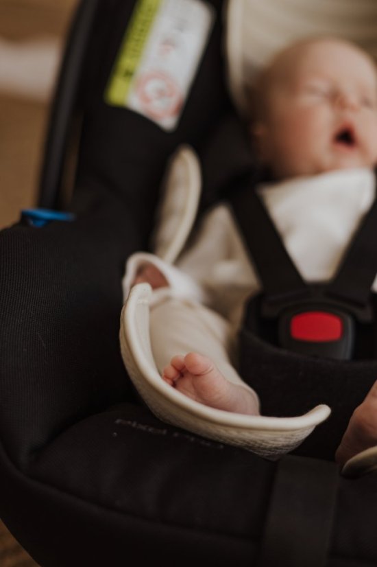 Priedušná podložka proti poteniu do autosedačky Sleepee Sand