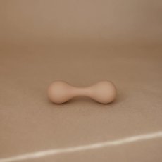 MUSHIE Silikónová hrkálka - natural
