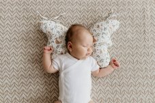 Stabilizační polštářek Sleepee Butterfly pillow Ivory Forest