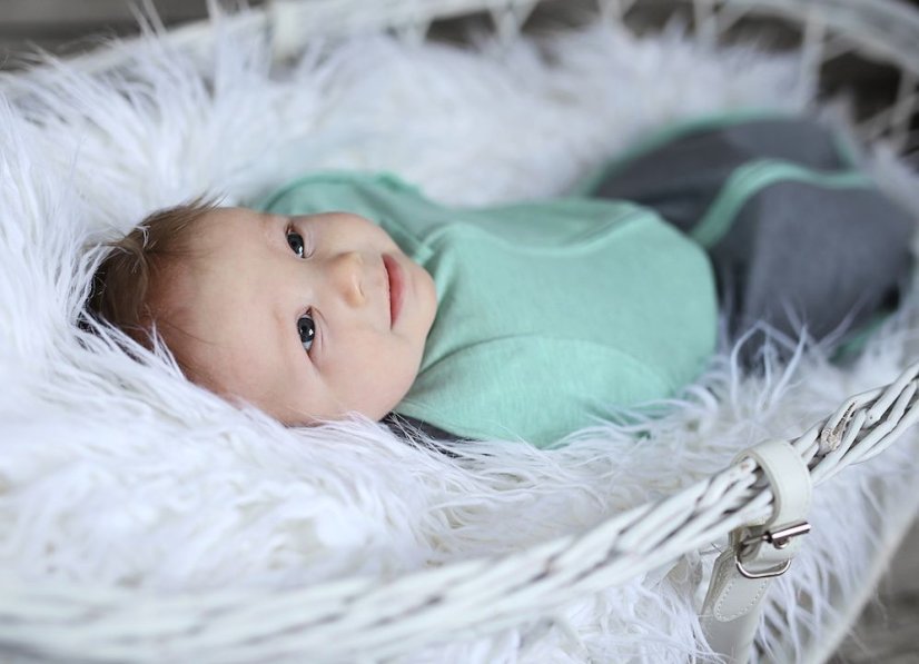 Zavinovačka Sleepee Second Step Swaddle s čiapočkou zadarmo Bodky čierne