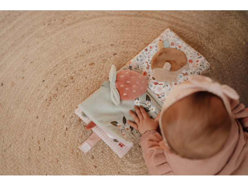 Little Dutch Knižka textilná s aktivitami Fairy Garden