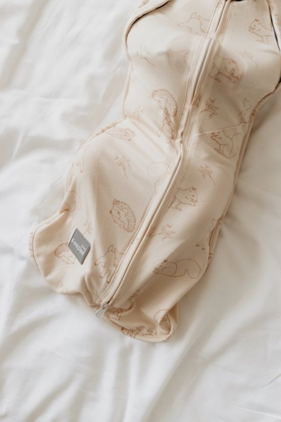 Zavinovačka Sleepee Second Step Swaddle s čepičkou zdarma Vintage Animals Almond