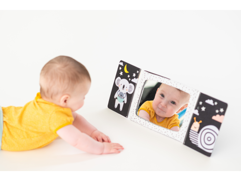 Taf Toys Igralna knjiga na trebuhu z ogledalom