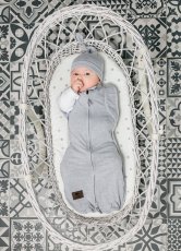 Zavinovačka Sleepee Second Step Swaddle s čepičkou zdarma tmavě šedá