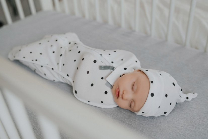 Zavinovačka Sleepee First Step Swaddle s čepičkou zdarma světle a tmavě šedá