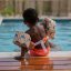 Swim Essentials Plávacia vesta s rukávnikmi Žralok 2–6 rokov